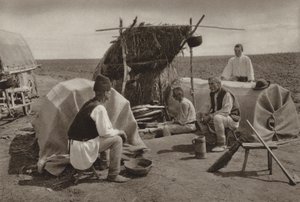 Romanya: İşçiler için barınaklar (s/b fotoğraf) by Kurt Hielscher