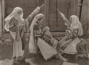Romanya: Tismana, Spinners (s/b fotoğraf) by Kurt Hielscher