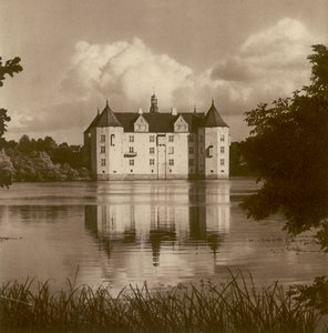 Flensburg (Schleswig) yakınlarındaki Glucksburg Kalesi; Flensburg yakınlarındaki Glucksburg Kalesi (Schleswig) (s / b fotoğraf) by Kurt Hielscher