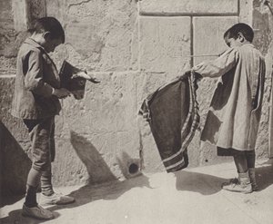İspanya: Boğa güreşinde oynayan çocuklar (s/b fotoğraf) by Kurt Hielscher