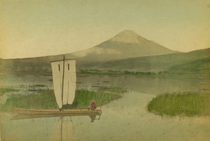 Japonya: Hokome Gölü üzerinde ön planda bir yelkenli tekne ile Fuji-Yama Dağı (Fuji Yama)