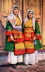 İki Yunanlı kadın, 1922. by L. G. Popoff