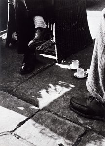 Kahvede (vintage jelatin gümüş fotoğraf) by Laszlo Moholy Nagy