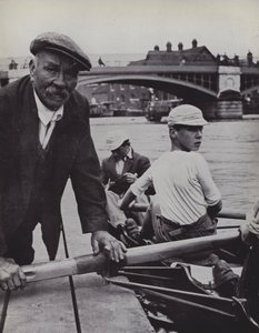 Rafts, Eton, Froggie gemiye binişe nezaret ediyor (s/b fotoğraf) by Laszlo Moholy Nagy
