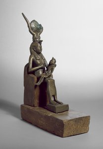 Saqqara'da orijinal ahşap taht ve kaide (bronz) ile birlikte bulunan çocuk Horus'u emziren İsis'in adak heykelciği