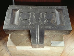 ಹೋರ್-ಎರ್-ಎ, ಸೈಟ್ (ಬಸಾಲ್ಟ್) ಟರ್ಕ್‌ನ ವೋಟಿವ್ ಟೇಬಲ್