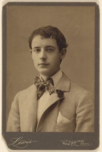 Walter Thomas [papyonlu ve ceketinin yakasında karanfil olan genç adam] by Lewis
