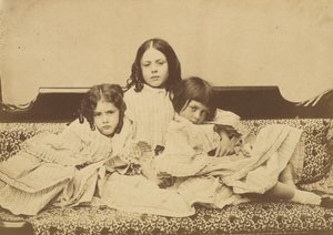 Edith, Ina ve Alice Liddell bir Kanepede, 1858 Yazı.