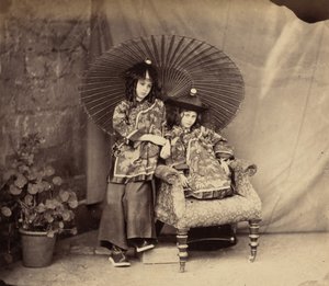 Çin Elbiseli Lorina ve Alice Liddell, 1860.