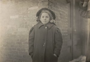 Mery Horn, taşıdığı ağır kağıt yükünün ağırlaştırdığı bir kamburluk haliydi. Hartford, Connecticut, Mart 1909 by Lewis Hine