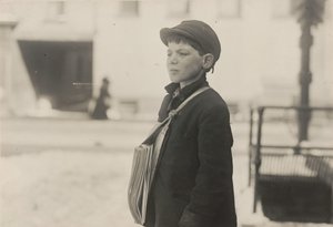 Tony Casale, "Bologna," 11 yaşında 4 yıldır gazete satıyor, Hartford, Connecticut, Mart 1909 by Lewis Hine