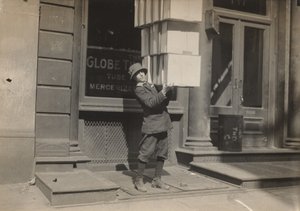 Vagon çocuğu veya "kuyruk çocuğu" vagonu yüklemeye yardım ediyor by Lewis Hine