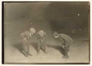 Gece Yarısı Boktan Bir Oyun. by Lewis W. Hine