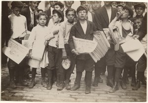 [Bir Kız Dahil Newsies Kalabalığı]