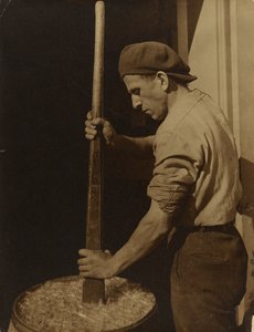 Fabrika İşçisi by Lewis W. Hine