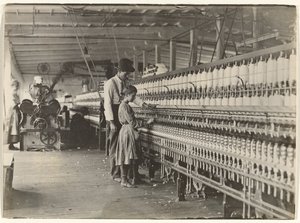 [Eğirme Makinesinde Kızla Birlikte Adam, Güney Carolina Pamuk Fabrikası] by Lewis W. Hine
