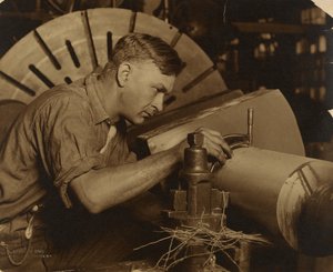Mikrometreli Adam Bir Şaftı İncin Binde Birine Kadar Ölçüyor. by Lewis W. Hine