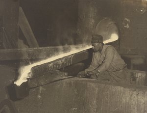 [Kalıpçı Yardımcısı, Baldwin Lokomotif Fabrikası] by Lewis W. Hine