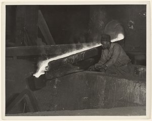 [Kalıpçı Yardımcısı, Baldwin Lokomotif Fabrikası, Eddystone, Pennsylvania]. by Lewis W. Hine