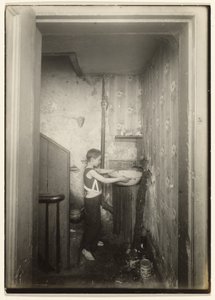 Tüm apartman katı için bir musluk, NY. by Lewis W. Hine