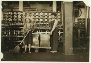 12 yaşındaki takım değiştirici Ronald Webb ve 7 yaşındaki Frank Robinson, kart odası patronunun oğlu, Roanoke Cotton Mills, Virginia, 1911
