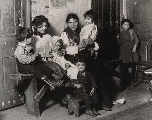 Hull House yakınlarında bir İtalyan evi, Chicago, 1910 by Lewis Wickes Hine