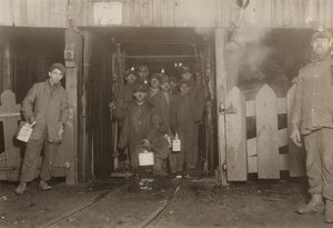  by Lewis Wickes Hine