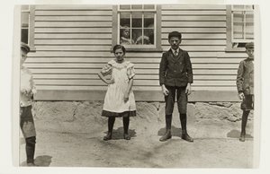Edward St. Germain ve kız kardeşi Delia, Phoenix, Rhode Island, Nisan 1909 by Lewis Wickes Hine