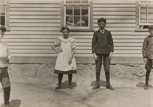 Edward St. Germain ve kız kardeşi Delia, değirmen işçileri, Phoenix, Rhode Island, Nisan 1909, 3379. by Lewis Wickes Hine