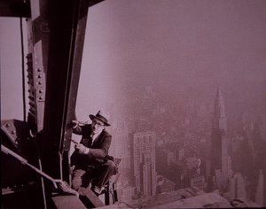 Yapım aşamasında olan Empire State Binası, bir müfettişin kontrol çalışmalarını gösteriyor by Lewis Wickes Hine