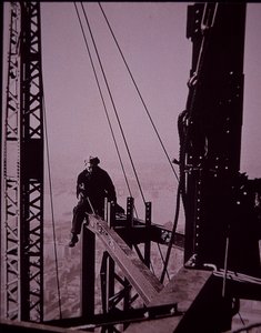 Empire State Binası yapım aşamasında, anahtarlı sürgü gösteriliyor by Lewis Wickes Hine