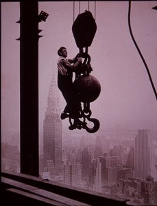 İnşaat halindeki Empire State Binası, derrick ekibinin üyesini gösteriyor by Lewis Wickes Hine