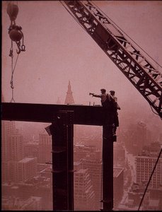 Empire State Binası yapım aşamasında, çelik kirişin yerleşimini gösteriyor by Lewis Wickes Hine
