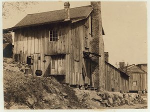 Roma Çorap Fabrikasında işçiler için konut, Georgia, 1913 by Lewis Wickes Hine
