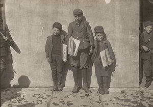 John Pento, 14 yaşında, Daniel ve Angelo Pento, 7 yaşında, gazete satıyor..., 3348. by Lewis Wickes Hine
