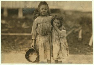 Maud ve Grade Daly, 5 ve 3 yaşındaki Peerless Oyster Company, Bay St. Louis, Mississippi, 1911 için her gün bir kap karides topluyor by Lewis Wickes Hine