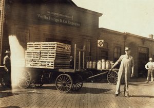 Kasalar ve süt kutuları olan bir Wells Fargo und Co Express deposunun önündeki adamlar, Springfiled, Missouri, 1916 by Lewis Wickes Hine