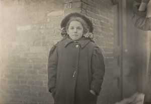 Mery Horn, taşıdığı ağır kağıtların ağırlaştırdığı kambur bir durum..., Mar 1909. by Lewis Wickes Hine
