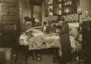 Bayan Mette ve çocukları (Josephine 13, Nicholas 6 ve Johnnie 8 günde sadece 40-50 sent kazanıyorlar) New York