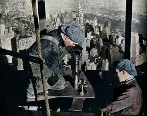 The Morning Mast of the Empire State binasının son cıvatalarının perçinlenmesi, c1931 by Lewis Wickes Hine
