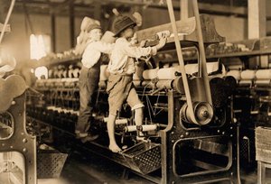 Georgia pamuk fabrikasında iğ çocukları c. 1909 (fotoğraf) by Lewis Wickes Hine