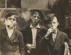 Üç Genç Gazeteci Sigara İçiyor, Saint Louis, Missouri, ABD, 1910