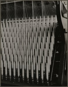 İpliklerin Arasından by Lewis Wickes Hine