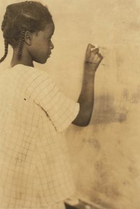 Sınıfta Kara Tahtaya Yazan Genç Kız, Pleasant Green School, Marlinton, Pocahontas County, Batı Virjinya, ABD 1921 dolayları (sepya fotoğrafı) by Lewis Wickes Hine