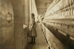 Bir değirmende çalışan genç kız, Lincolnton, Kuzey Karolina, ABD, 1908 dolayları (s/b fotoğraf) by Lewis Wickes Hine