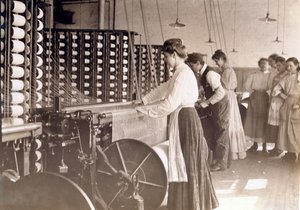 Bir pamuk fabrikasında bir iplik makinesinde çalışan genç kadınlar, Güney Karolina, 1908