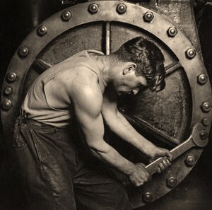 1920 dolaylarında buhar pompası üzerinde çalışan bir elektrik santrali tamircisinin yakın çekimi (fotoğraf) by Lewis Wickes Hine