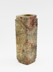 Maskeli dokuz katmanlı tüp (cong 琮), MÖ 3300-2250 (yeşim, nefrit)