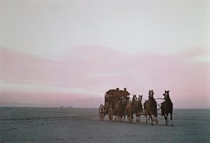 Batı Ovalarında çalışan modern bir tanıtımda bir Wells Fargo posta arabası (fotoğraf) by Unbekannt Unbekannt