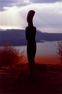 Gün batımında sahilin arka planında Kiklad idolü, Kiklad adaları, Yunanistan, Kiklad uygarlığı (fotoğraf) by Unbekannt Unbekannt